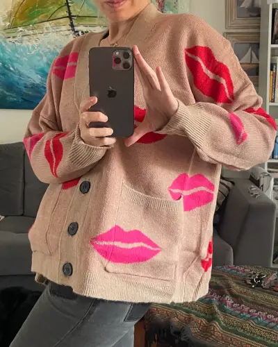 Cardigan beige con estampado de labios PRECIOSOOOO - miniatura 3