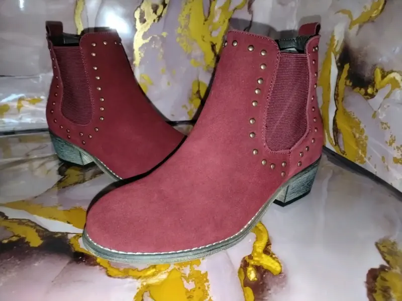 Botines burdeos con tachas de moda