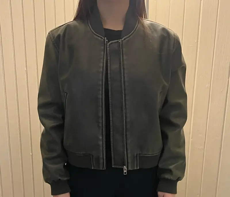 Chaqueta bomber negra para mujer