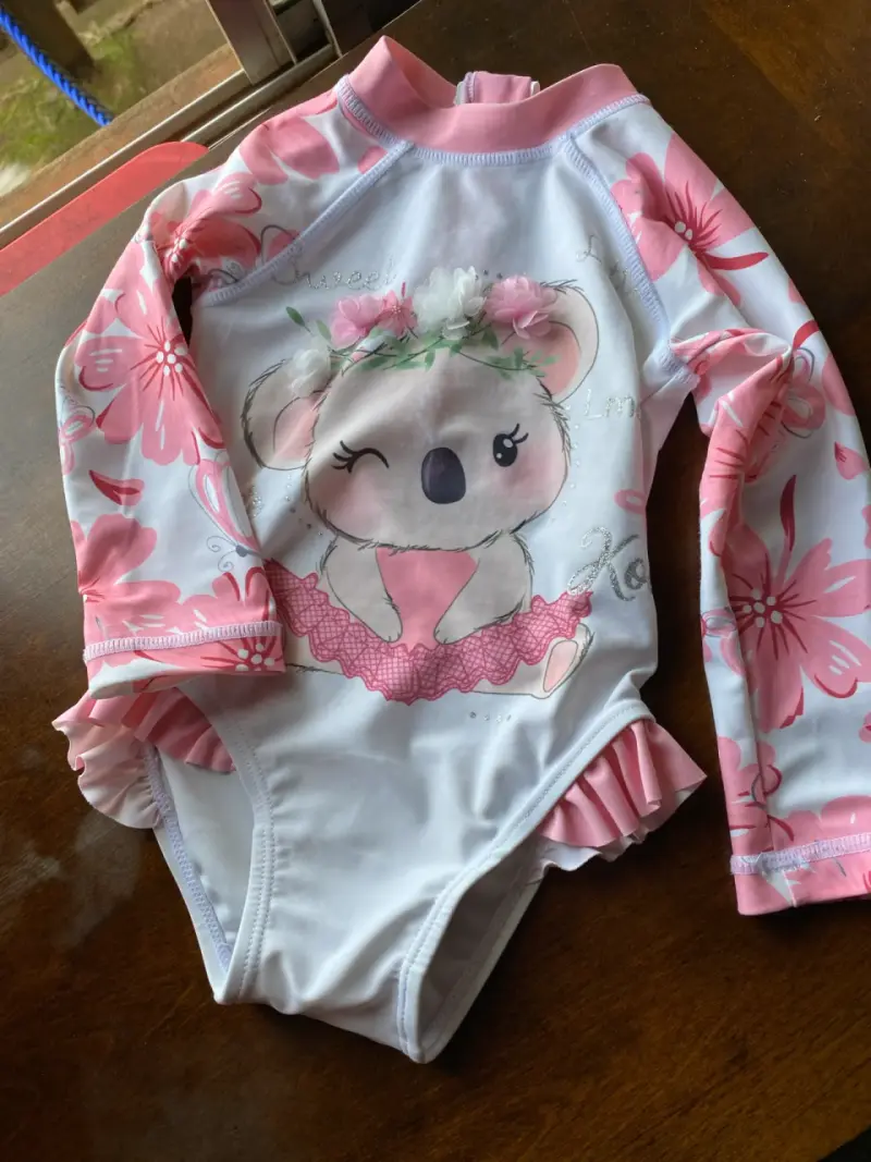 Traje de baño infantil con diseño de koala
