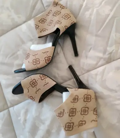 Tacones altos beige con diseño elegante - miniatura 1