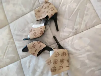 Tacones altos beige con diseño elegante - miniatura 2