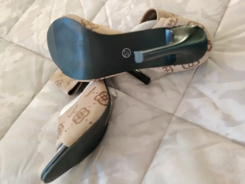 Tacones altos beige con diseño elegante - 3