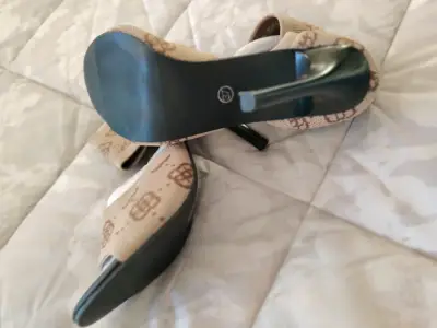 Tacones altos beige con diseño elegante - miniatura 3