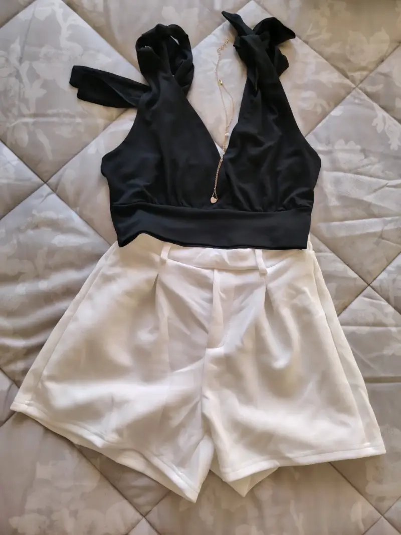 Conjunto de blusa negra y shorts blancos - 1