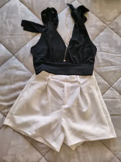 Conjunto de blusa negra y shorts blancos - miniatura 1