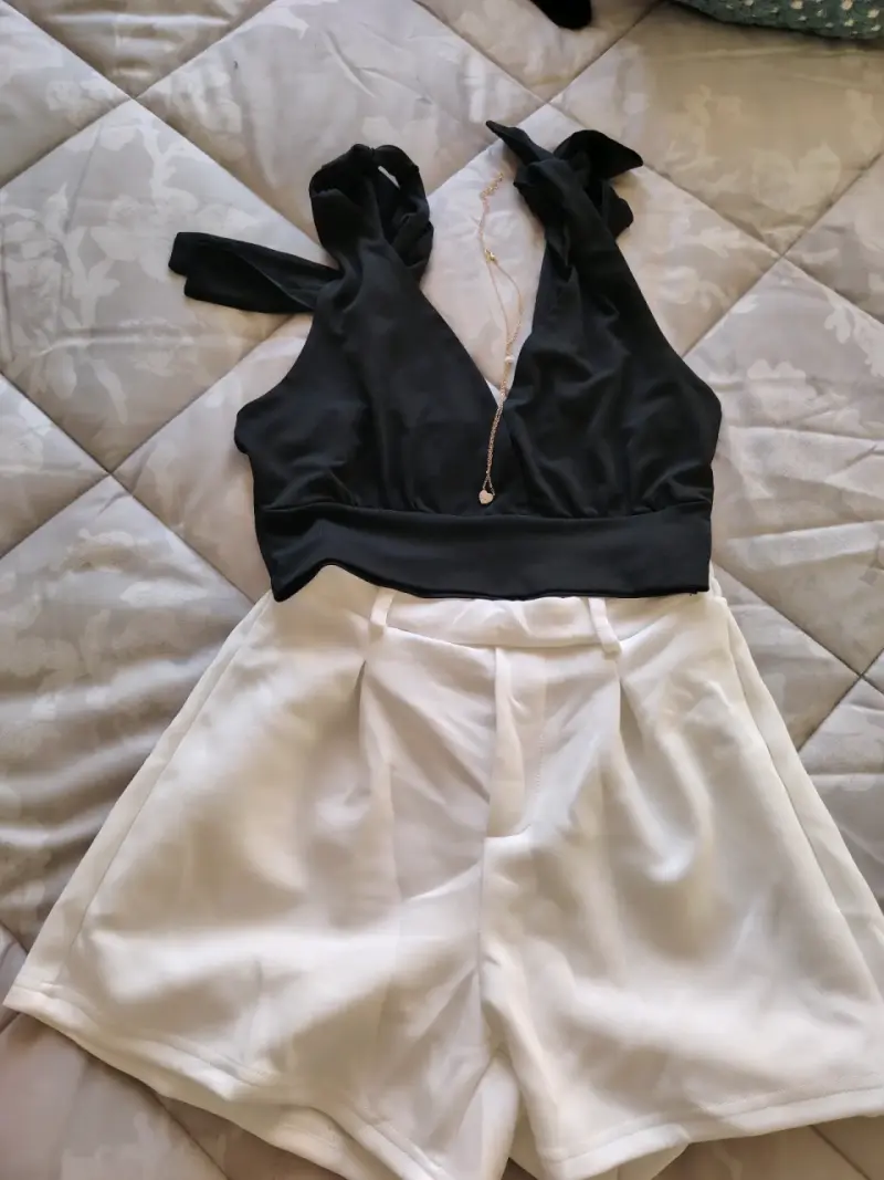 Conjunto de blusa negra y shorts blancos - 2