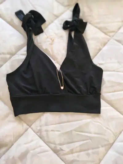 Conjunto de blusa negra y shorts blancos - miniatura 3