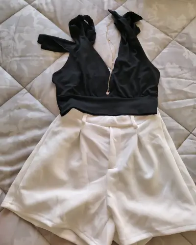 Conjunto de blusa negra y shorts blancos - miniatura 4