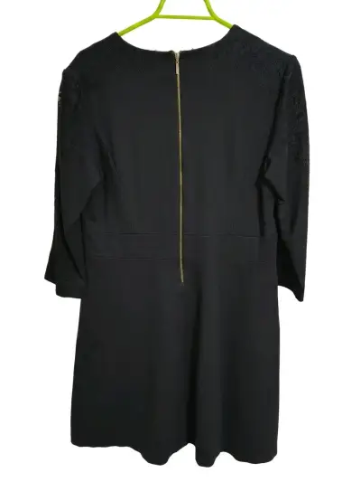 Vestido negro con encaje y cierre trasero - miniatura 2