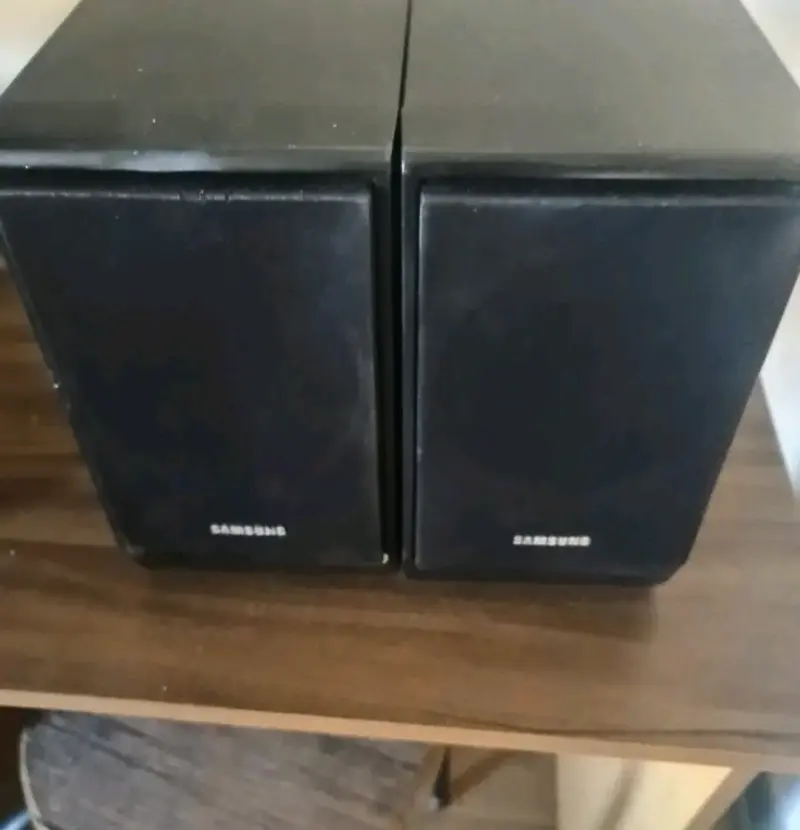 Parlantes Samsung 6 ohms negros en buen estado - 1