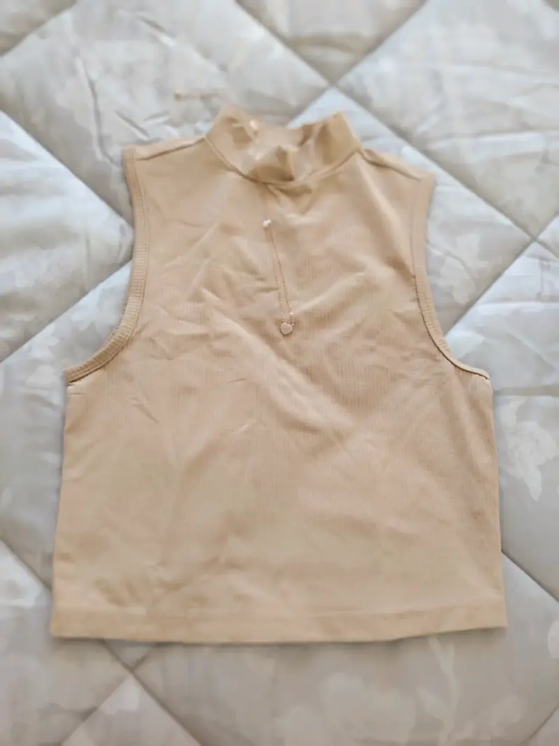 Top sin mangas beige con cuello alto - 1