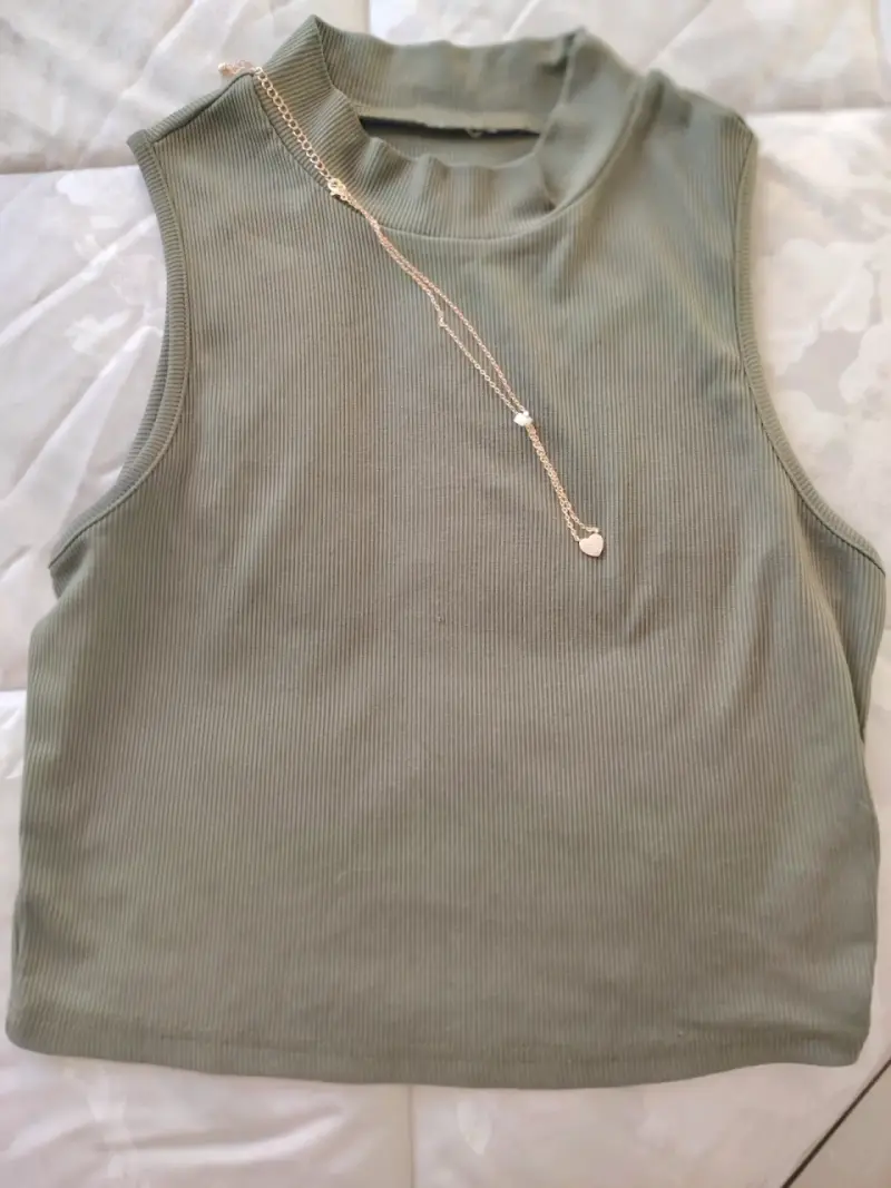 Top sin mangas beige con cuello alto - 2
