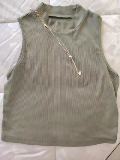 Top sin mangas beige con cuello alto - miniatura 2