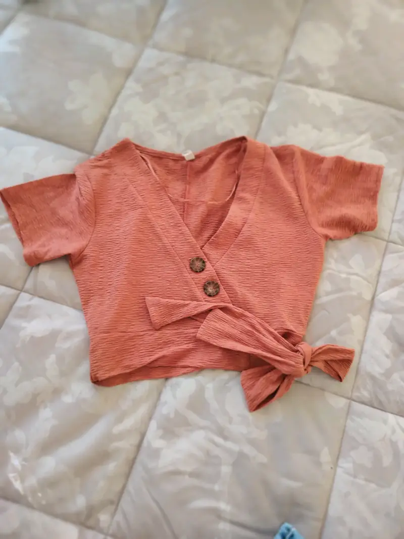 Top sin mangas beige con cuello alto - 3