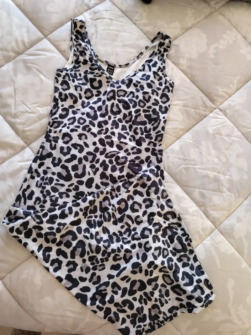 Top sin mangas beige con cuello alto - 6