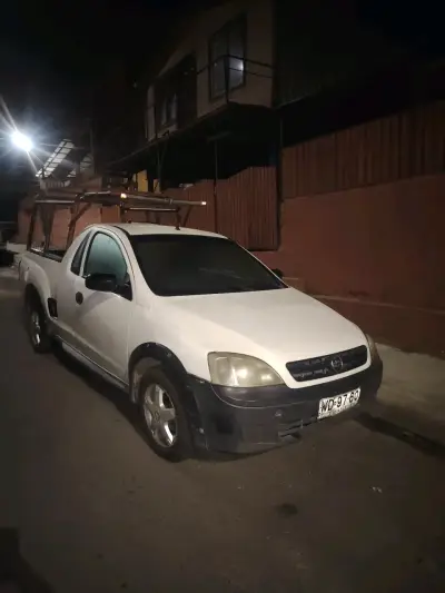 Camioneta Chevrolet blanca con parrilla - miniatura 1