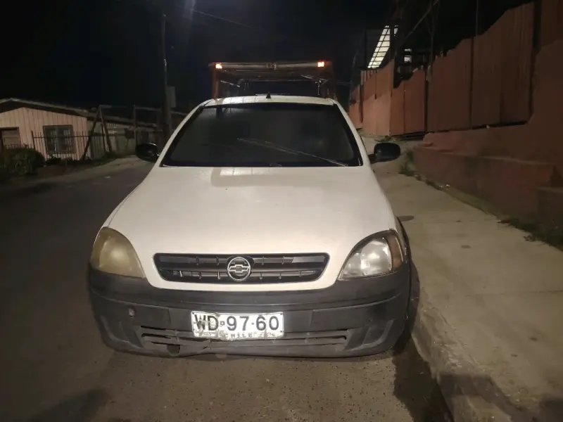 Camioneta Chevrolet blanca con parrilla - 2