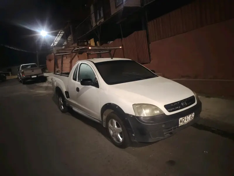 Camioneta Chevrolet blanca con parrilla - 3