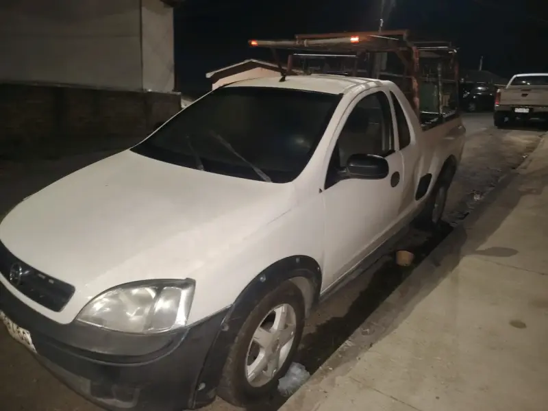 Camioneta Chevrolet blanca con parrilla - 4