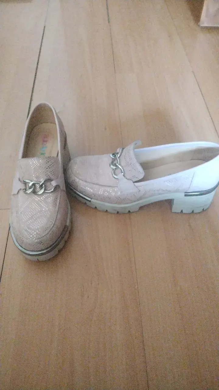 Zapatos mocasines rosados con cadena metálica