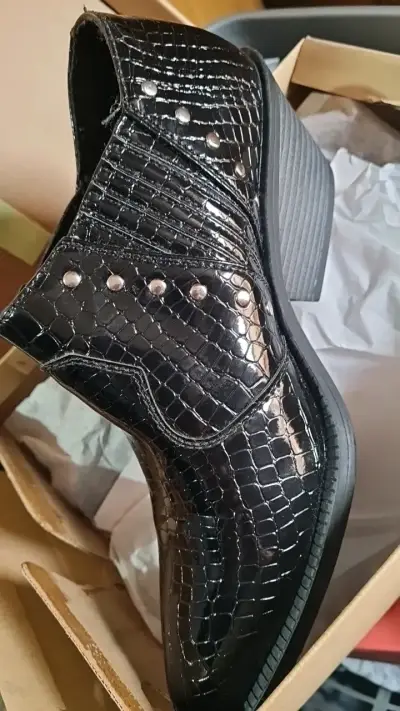 Botines negros de cuero con textura y tachas - miniatura 2