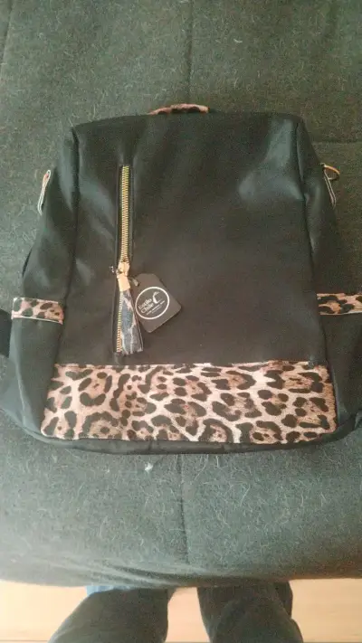 Mochila negra con estampado animal print - miniatura 1