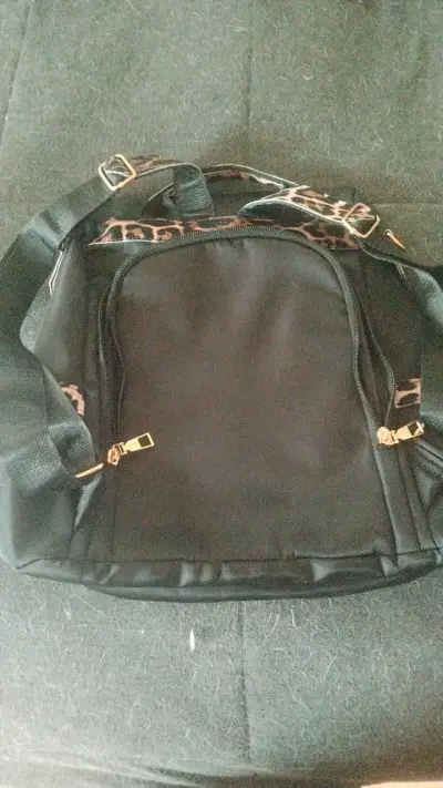 Mochila negra con estampado animal print - miniatura 2