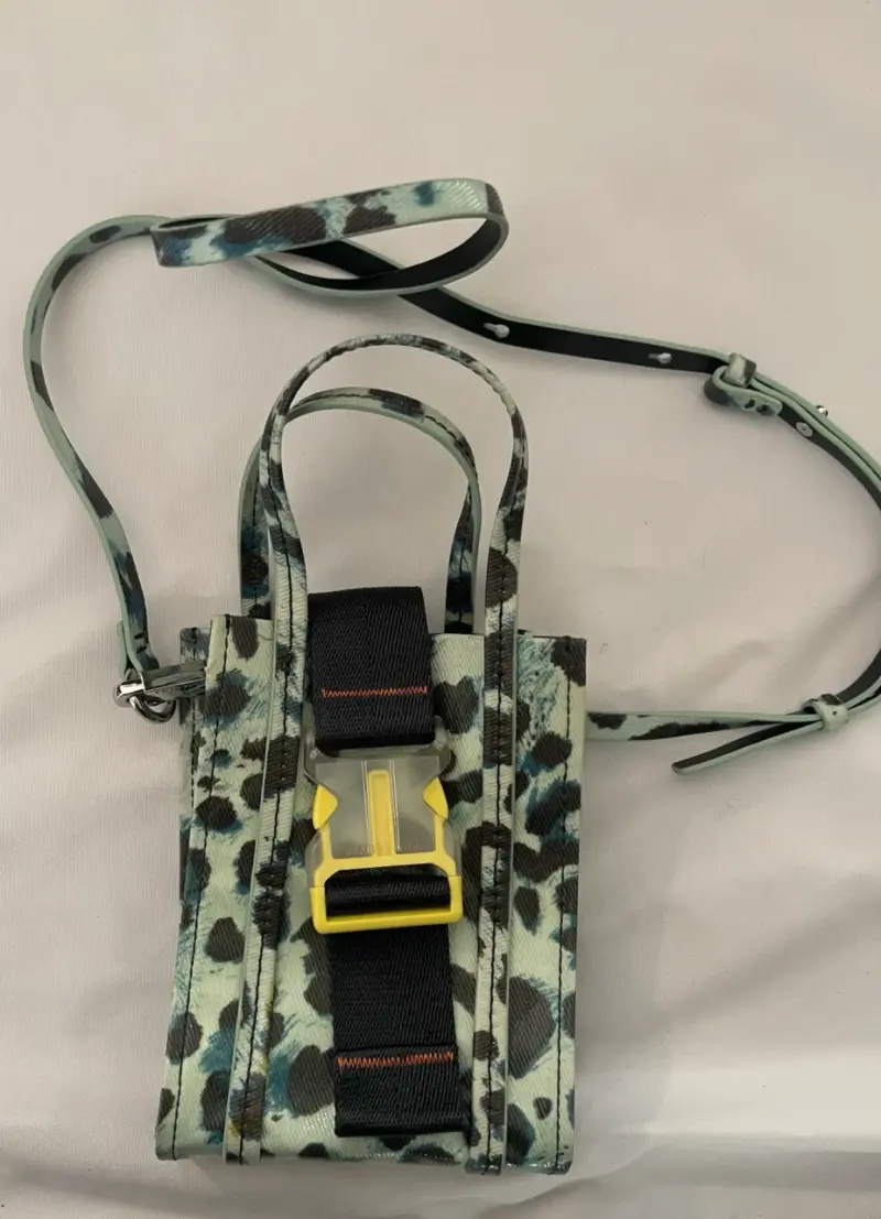 Bolso pequeño estampado con correa ajustable - 1