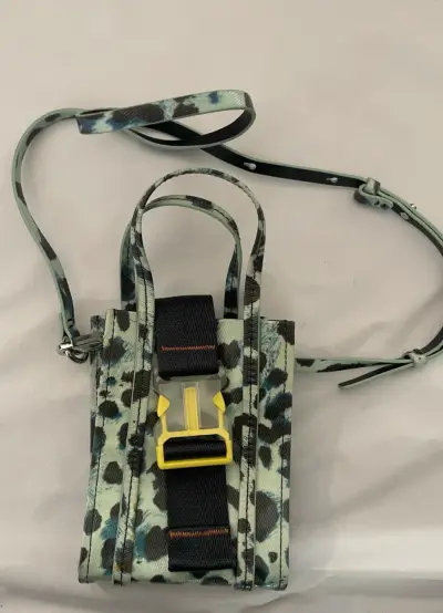 Bolso pequeño estampado con correa ajustable - miniatura 1