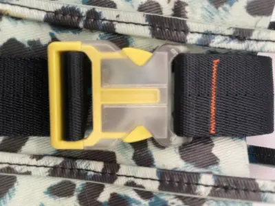 Bolso pequeño estampado con correa ajustable - miniatura 2