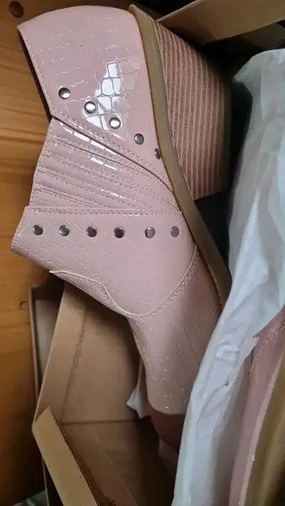 Botines rosados de charol con tachas - miniatura 1