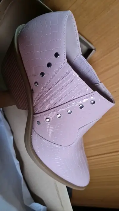 Botines rosados de charol con tachas - miniatura 2