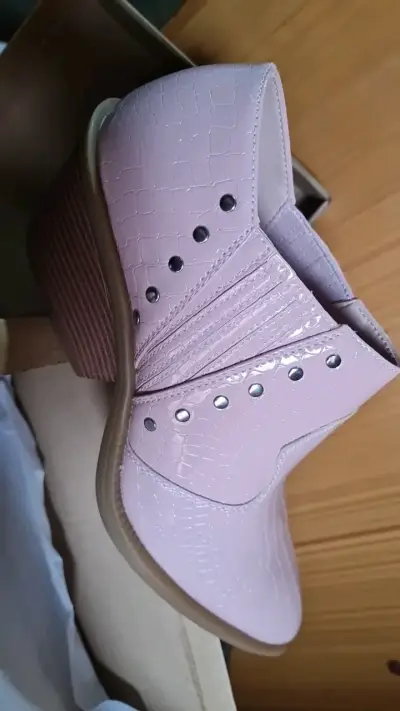Botines rosados de charol con tachas - miniatura 3