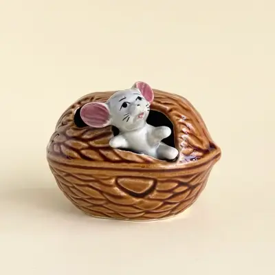 Figura decorativa ratón en nuez de cerámica - miniatura 1