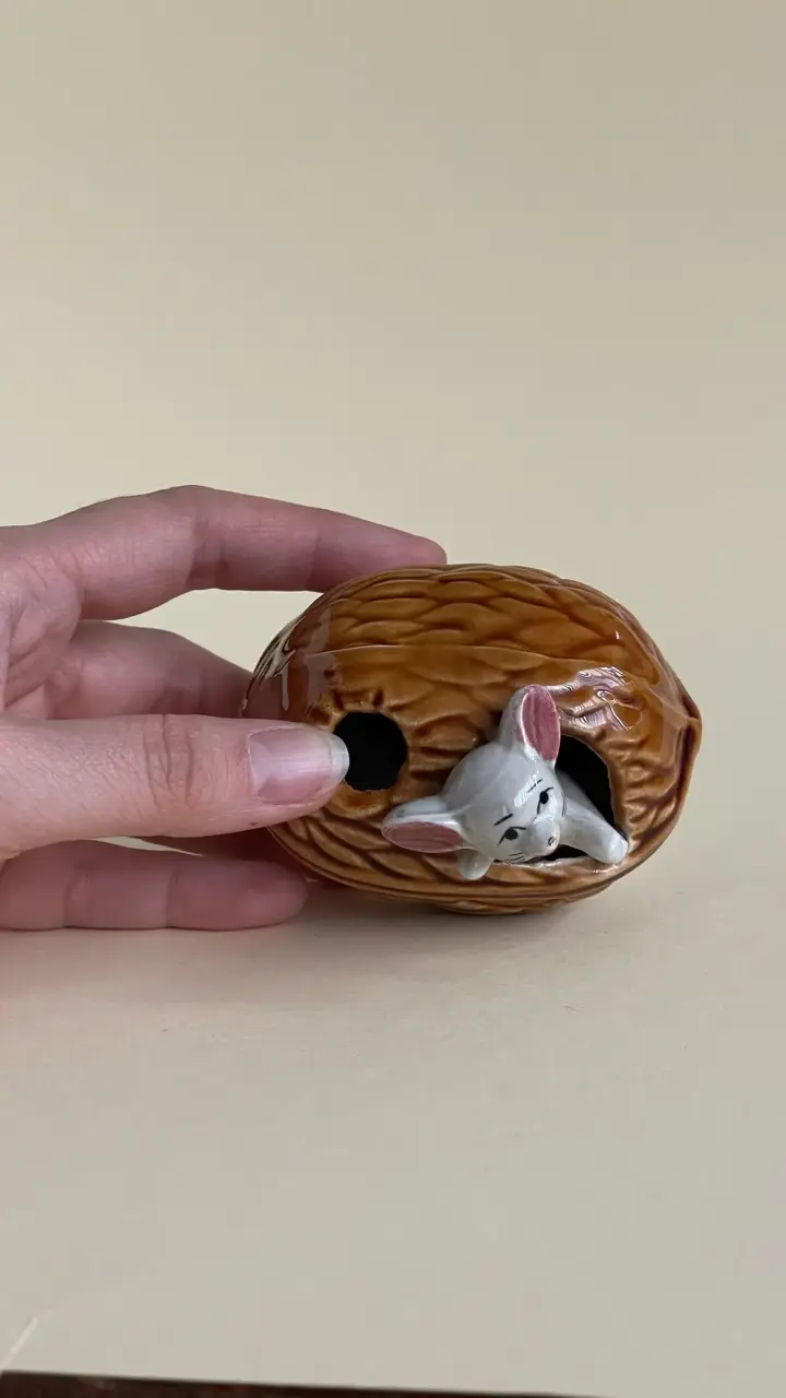 Figura decorativa ratón en nuez de cerámica - 3