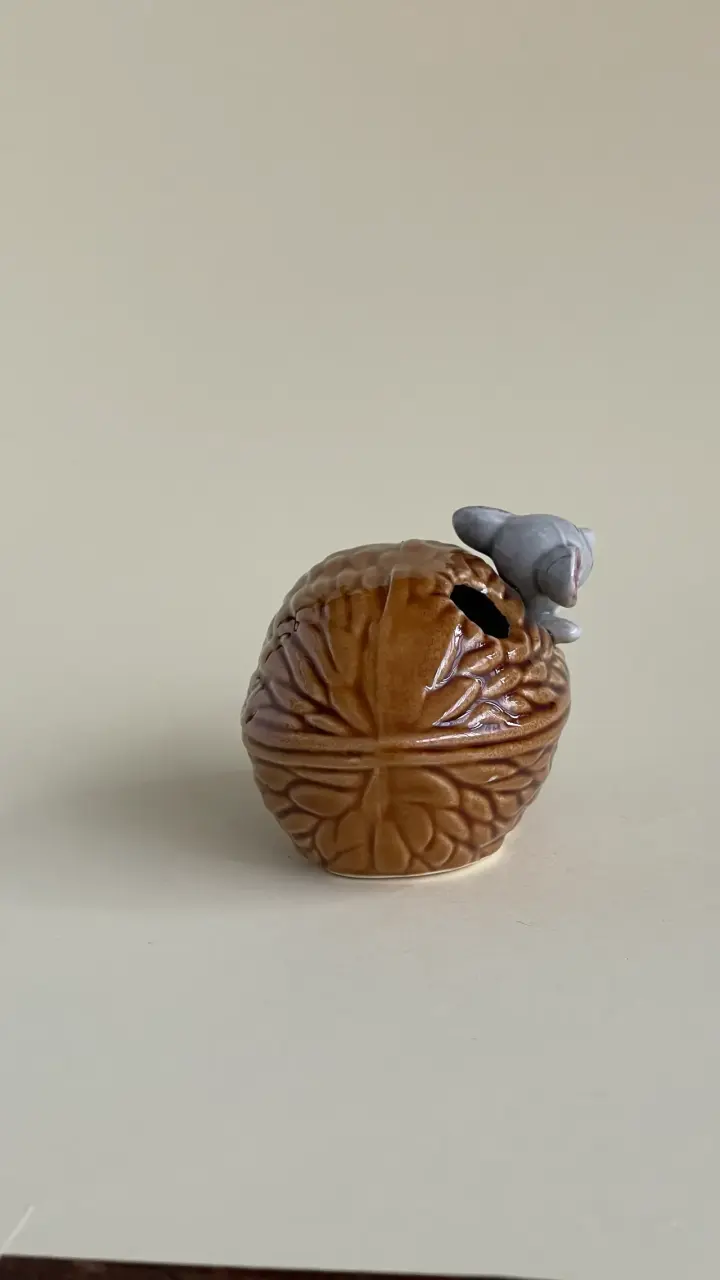 Figura decorativa ratón en nuez de cerámica - 4