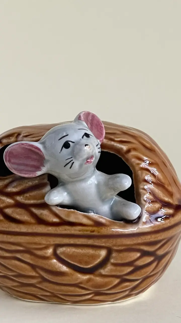 Figura decorativa ratón en nuez de cerámica - 5