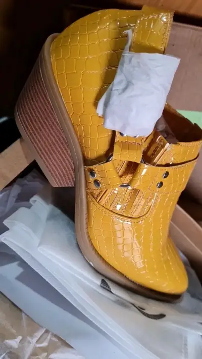 Botines amarillos de charol con tacón - miniatura 1