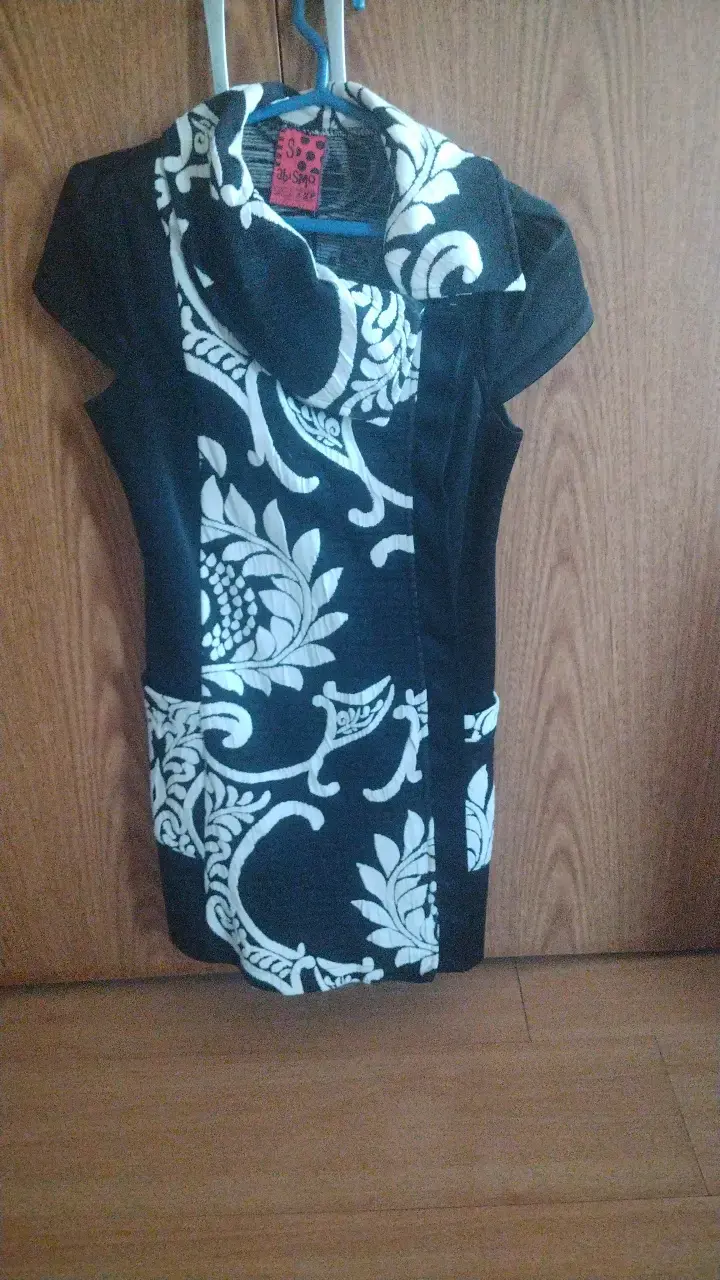 Vestido corto negro con estampado floral - 1