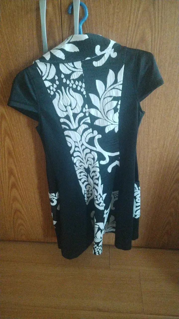 Vestido corto negro con estampado floral - 2