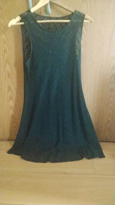 Vestido negro sin mangas elegante - miniatura 1