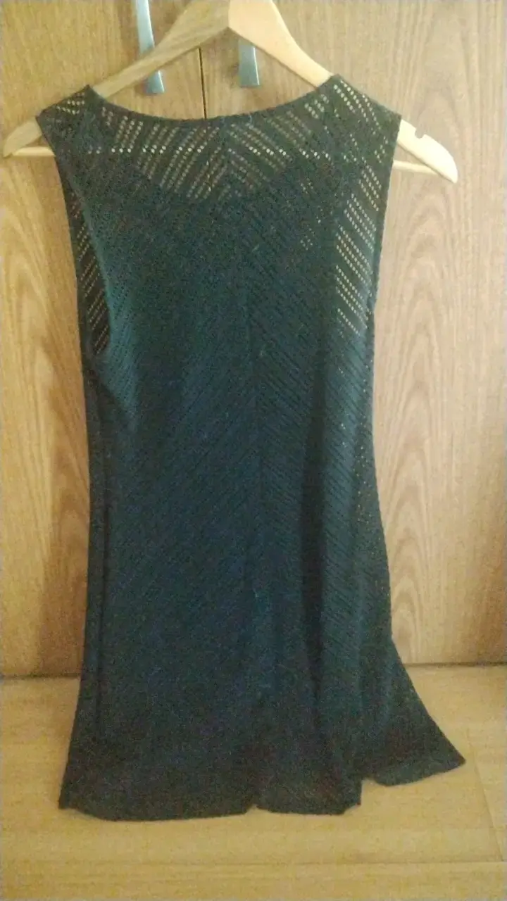 Vestido negro sin mangas elegante - 2