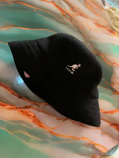 Gorro de pescador Kangol negro con logo - miniatura 2