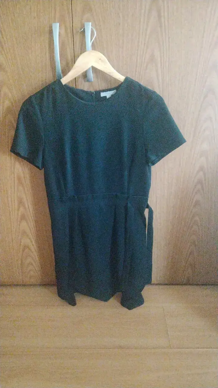 Vestido negro elegante para mujer - 1