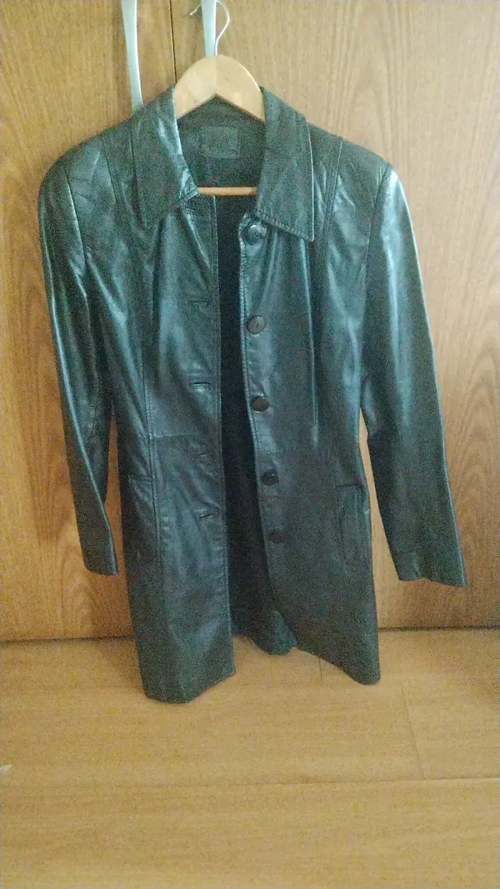Abrigo de cuero negro para mujer