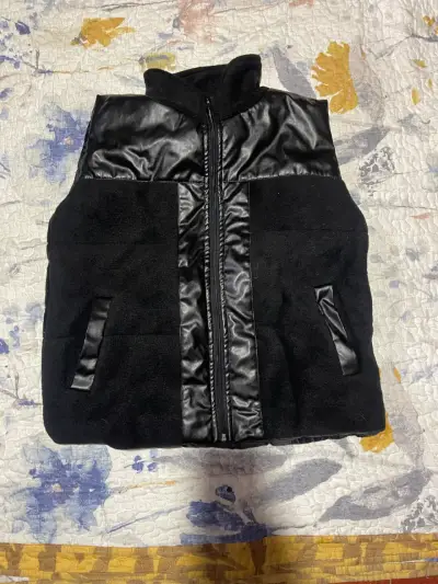Chaleco sin mangas beige y negro - miniatura 2