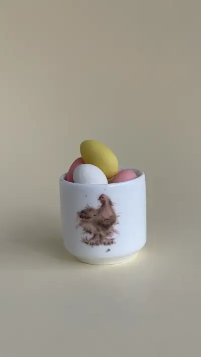 Huevera de porcelana con diseño de gallina - miniatura 1