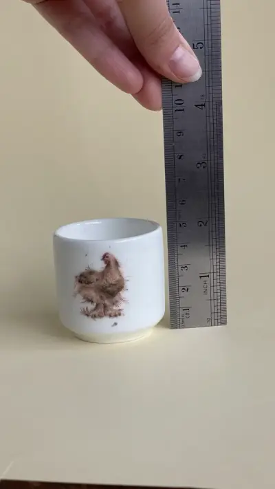 Huevera de porcelana con diseño de gallina - miniatura 2