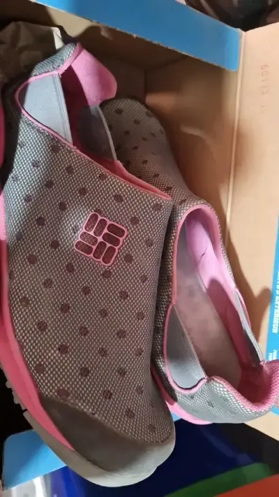 Zapatillas deportivas grises con detalles rosados - miniatura 1